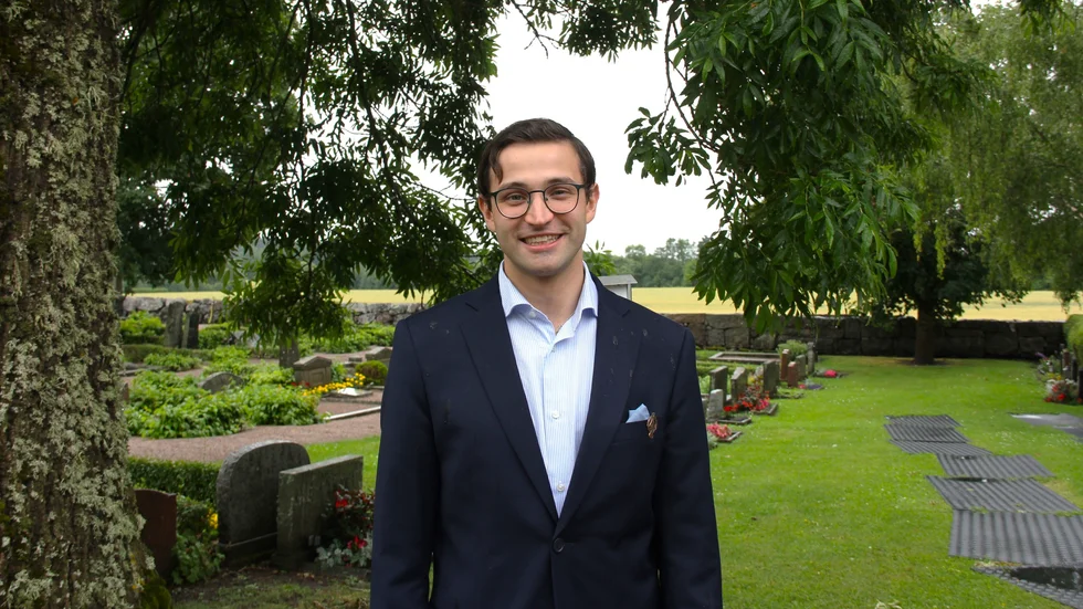 Pontus Eriksson, uppvuxen utanför Enköping, är utbildad kantor och har sedan sex år tillbaka jobbat som kyrkomusiker i olika kyrkor i norra Uppland. Just nu har han dock tjänstledigt för att utbilda sig till organist på Kungliga Musikhögskolan i Stockholm.