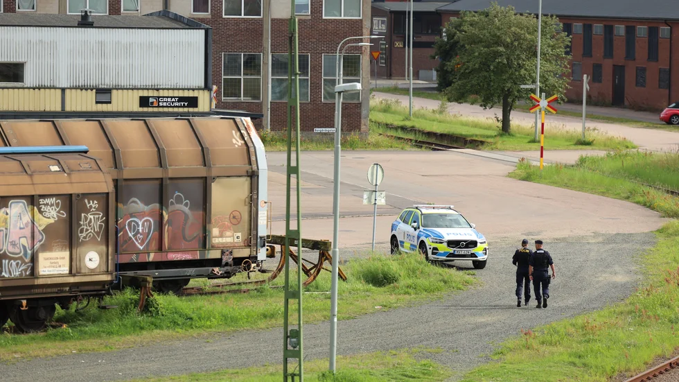 Polis på plats vid bangården i Landskrona där flickan hittades.