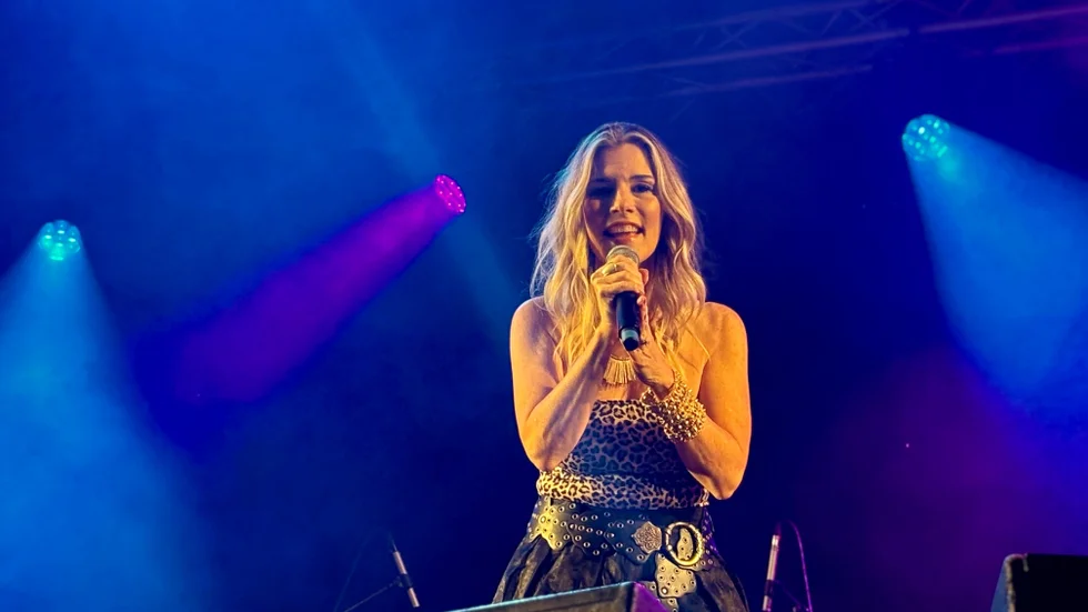Jennifer Paige är framförallt känd för sin stora hit “Crush” från 1998. Låten Crush har 136 miljoner streams på Spotify. Det här var hennes första konsertuppträdande i Sverige någonsin. 