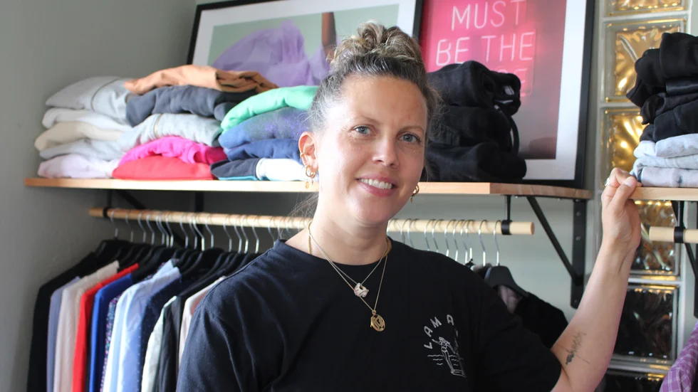 Lisa Ahlqvist, 42, tycker om när det är folk i rörelse. "Jag har alltid haft en tanke om att det vore kul att öppna en butik någon gång, och så har jag alltid gillat kläder."