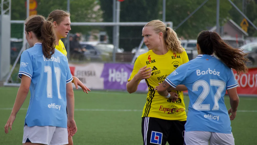 Sofia Paulsson (till höger) var nöjd med lagets insats. Själva resultatet tyckte hon var en mindre rolig historia.