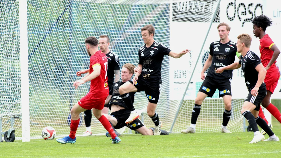 BK Ljungsbro kämpar för att hålla bollen utanför mållinjen. Men. Mål blev det och Arameisk-Syrianska kvitterade i slutskedet av matchen. 