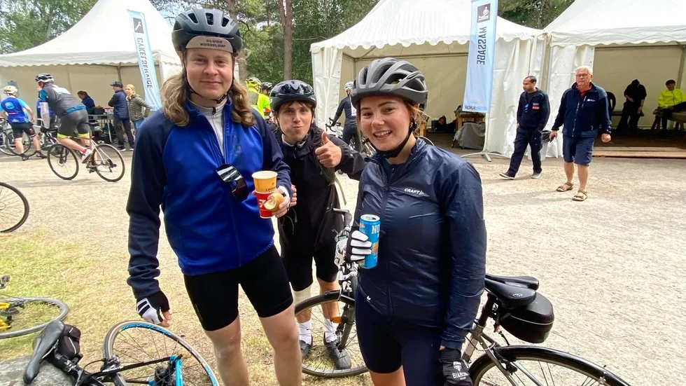 UNT:s reporter i mitten med cykelsällskapet: fotografen Love Nilsson till vänster, och Emma Krylander till höger. 