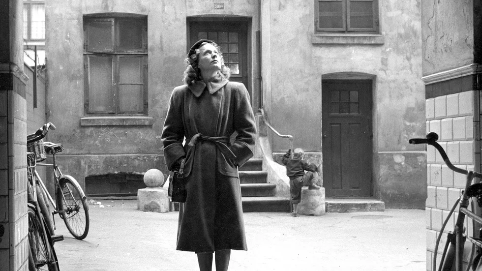 Tove Ditlevsen (1917–1976) var på sin tid vida läst och skandalomsusad för sina skoningslöst ärliga böcker. I Sverige är hon kanske mest känd för den så kallade "Köpenhamnstrilogin".