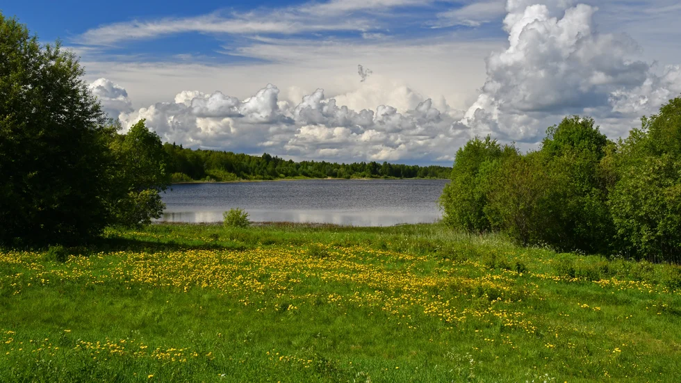 Sommarlandskap och moln i skön förening.