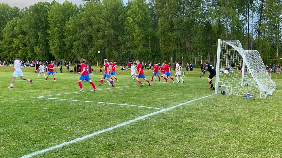 Högsjö BK i rött mot Assyriska FF i vitt i deras senaste DM-match. 