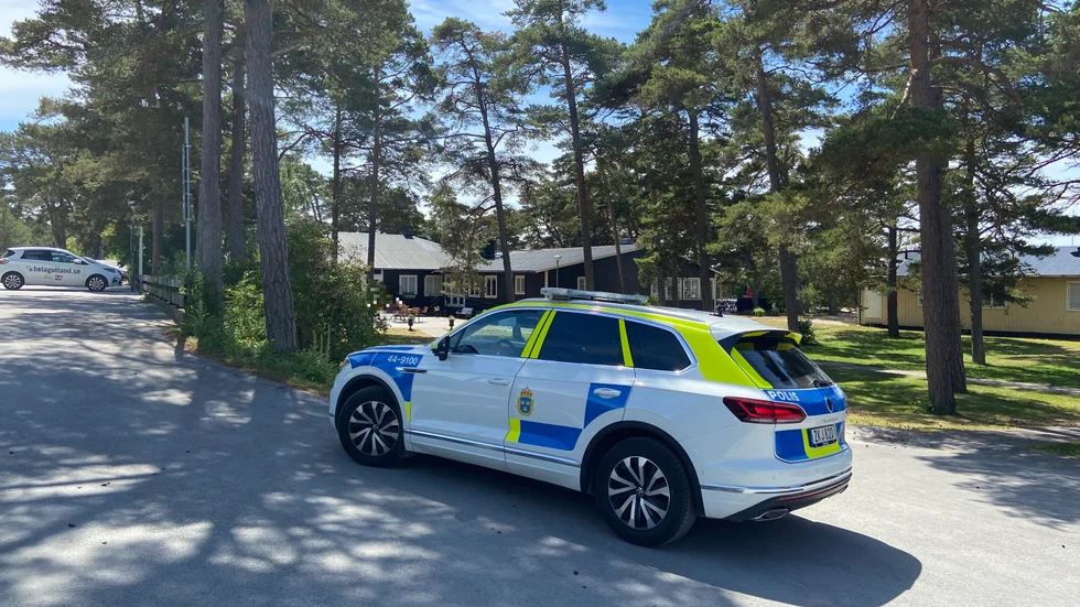 Under fredagen skickade polisen ut en efterlysning på en försvunnen 15-årig flicka. Flickan försvann från Tofta strandpensionat men hittades vid lunchtid vid liv.