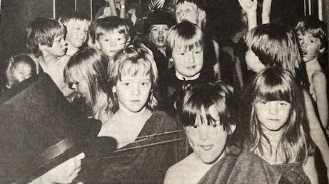 20 förskolebarn på Västermalm har satt upp en musikteater. Som syns pirrar det lite extra i magen minuterna före entrén på Forum i Älvsbyn.