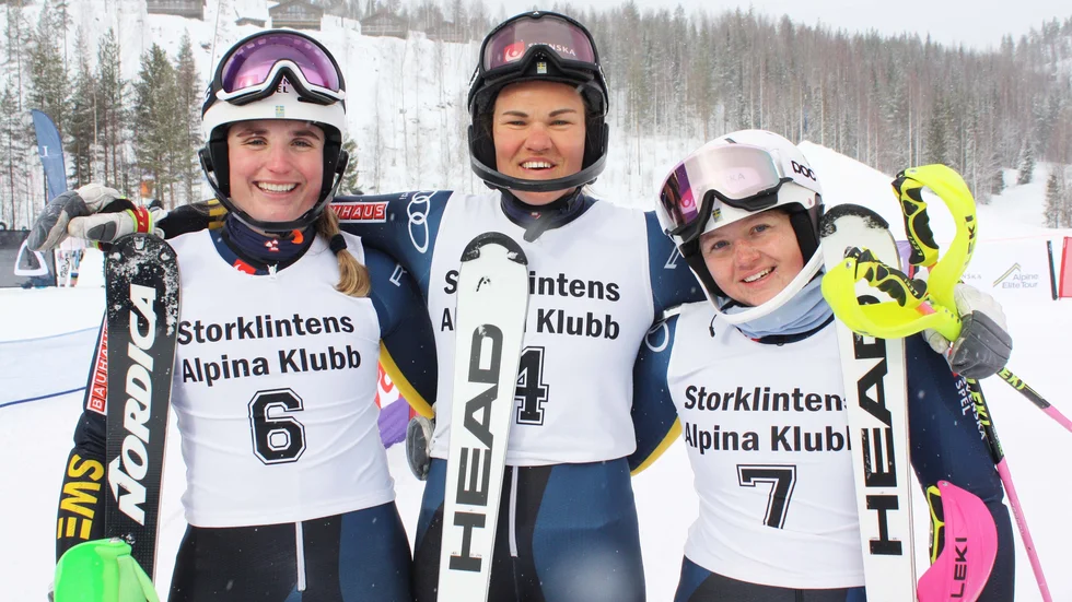 Anna Swenn Larsson (mitten) vann slalomguldet damtävlingen. Emelie Henning (t v) blev trea och Cornelia Öhlund tog bronset.