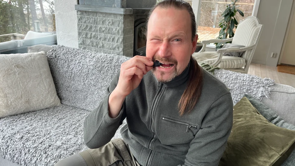 Fredrik Nyström, som genomfört studien, äter en salt fisk.