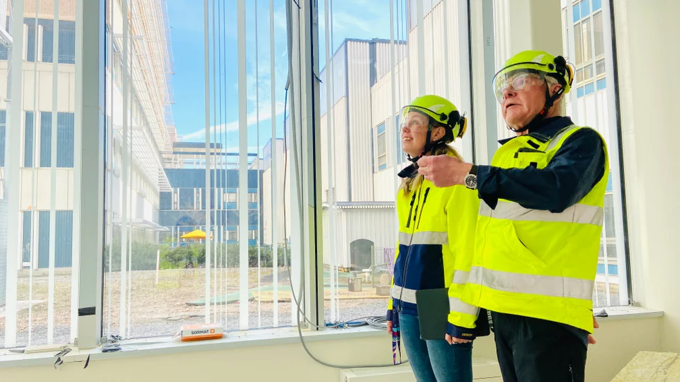 Det jättelika sjukhusbygget i Eskilstuna börjar närma sig upploppet. Region Sörmlands mångåriga byggchef Jonny Niskanen och Ulrika Holm, projektledare för jättebygget på Mälarsjukhuset, förevigades under tidningens rundvandring våren 2024.