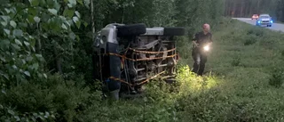 Grovt rattfull kvinna voltade med bilen