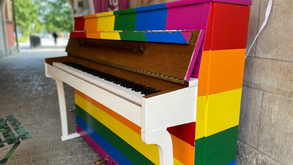 Kommunens överraskning inför årets pride var ett regnbågsfärgat piano.