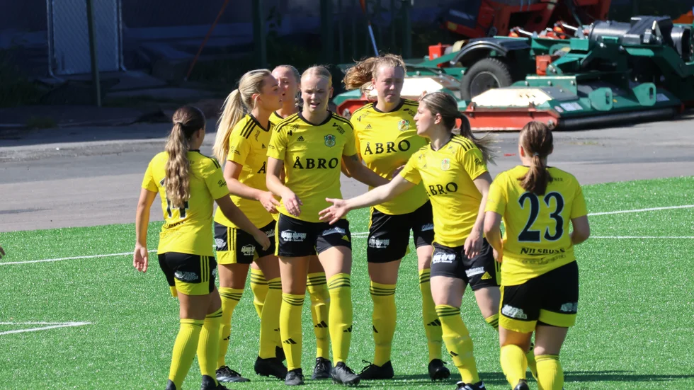 Bra gjort! Här jublar Vimmerby efter ett av sina fyra mål mot Kenty. 