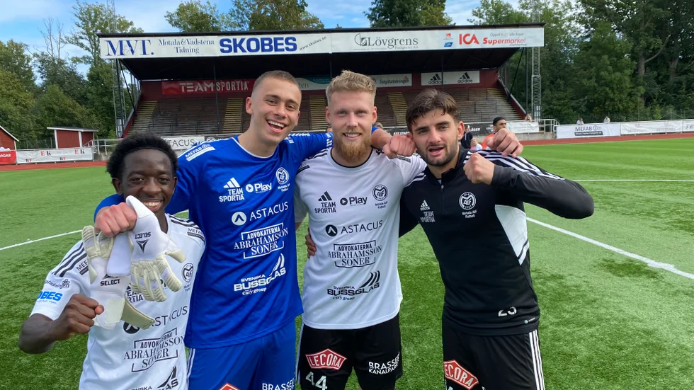 Motala AIF:s glädje efter 5-0 mot Ahlafors. Charlie Buyondo gjorde inhopp, Mirsad Basic höll nollan, Albin Ödberg gjorde ett mål och Granit Hana fyra mål. En riktigt bra match, inte minst defensivt.