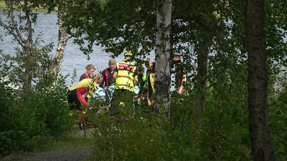 Räddningstjänst kallades till platsen där en man hamnat i vattnet med en permobil.