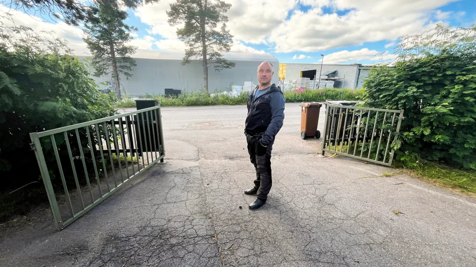 Stig-Morten Mikkelsen bor vid den omstridda Industrivägen i Kiruna. Under sex år har han kämpat för att få vägen stängd för genomfartstrafik. För närvarande är den avstängd och familjen andas ut. 