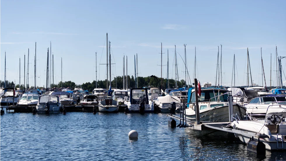 Kommunen borde låta båtklubben i Tegelviken bygga ut istället för att planlägga för bostäder. Det menar insändarskribenten.