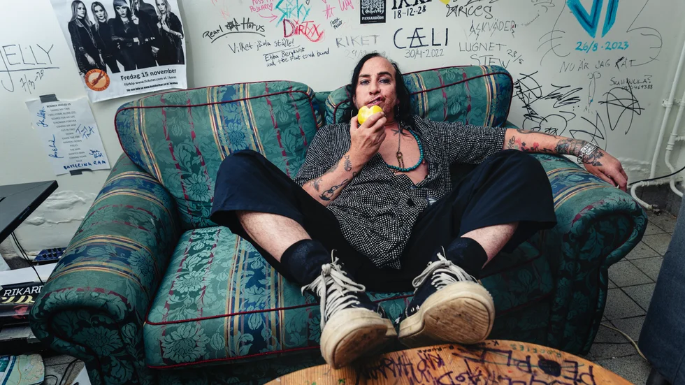 Rockikonen Dregen har tidigare under kvällen varit DJ på Bomber Fest.