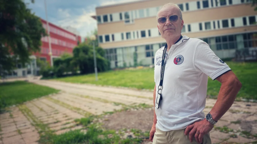 Jonas Wahlström, projektchef på Vasakronan bakom husen som ska rivas och demonteras. Den röda byggnaden är gamla Skatteverket, medan den ljusa är Länsstyrelsens gamla lokaler. 
