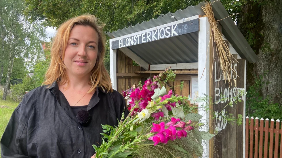 Blomsterkiosken fylls allt eftersom med blommor från den egna trädgården. Så varje dag kan buketterna variera. 