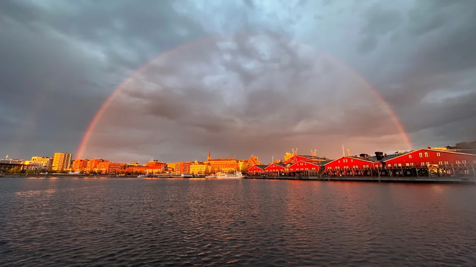 Natthimmel över stadskärnan.