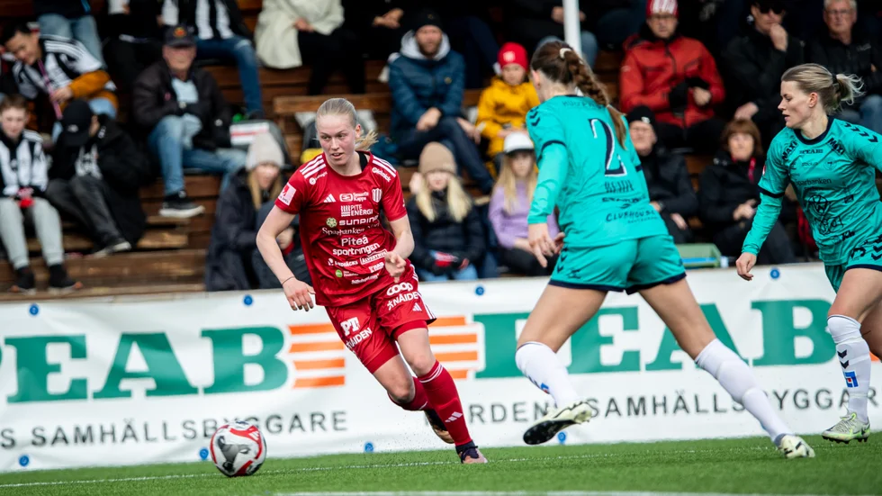 Saga Swedman har gjort två matcher i Piteås startelva i det damallsvenska seriespelet. Den första mot Kristianstad (bilden) och den andra senast mot Vittsjö. Nu vill hon göra fler starter och bidra med mer poäng.
