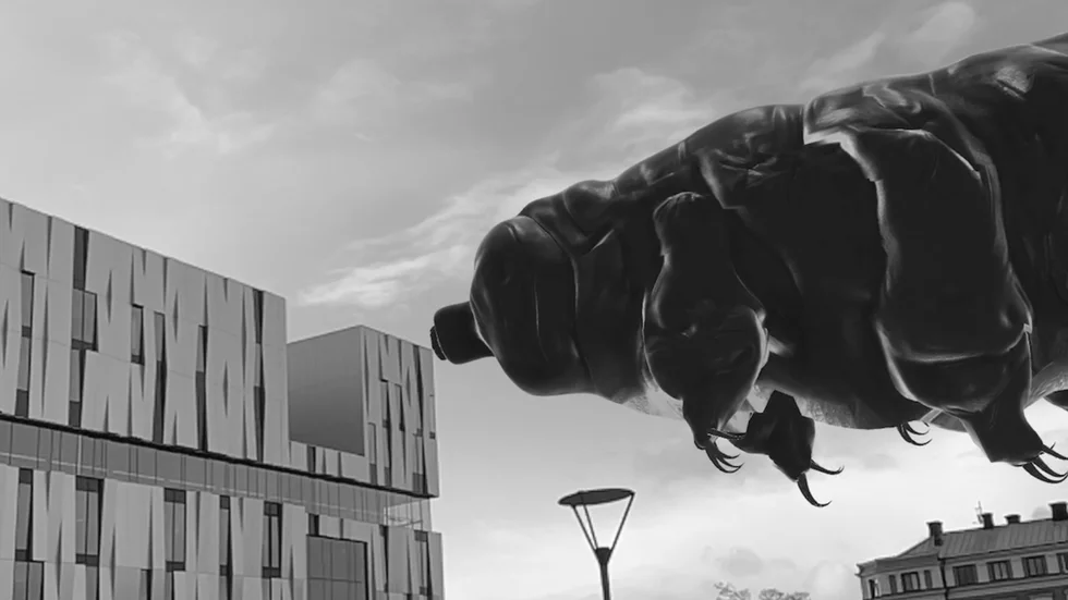 I konstverket "Slow Walker" lät konstnären Peder Bjurman mikroskopiska björndjur i kolossformat vandra över Vaksala torg i Uppsala under Otherworldly-festivalen i fjol.
