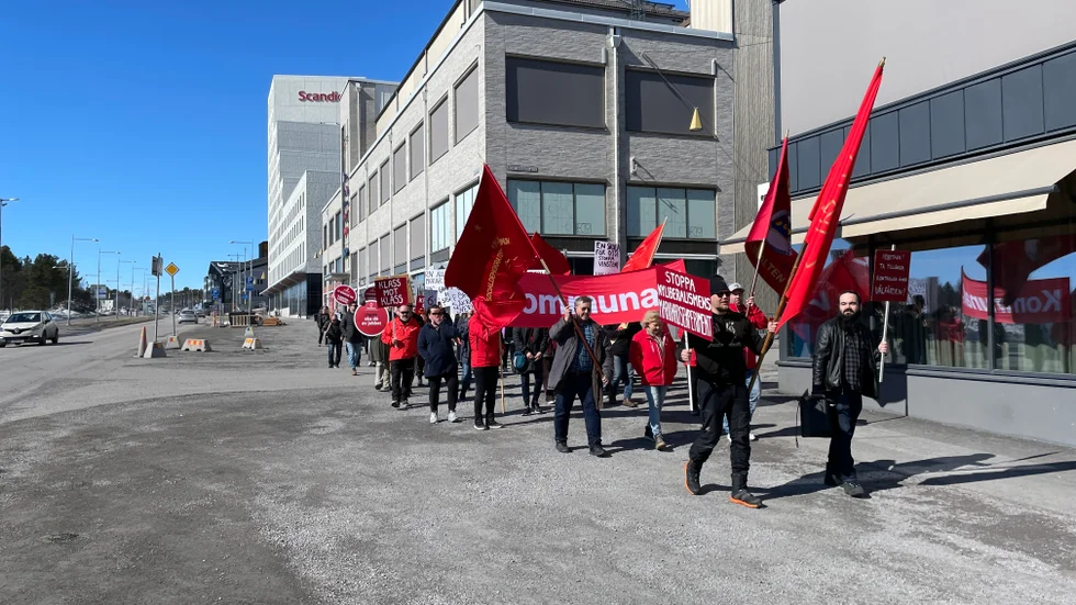 Tåget går genom nya centrum, som är ganska tomt en vacker vårdag som denna. 