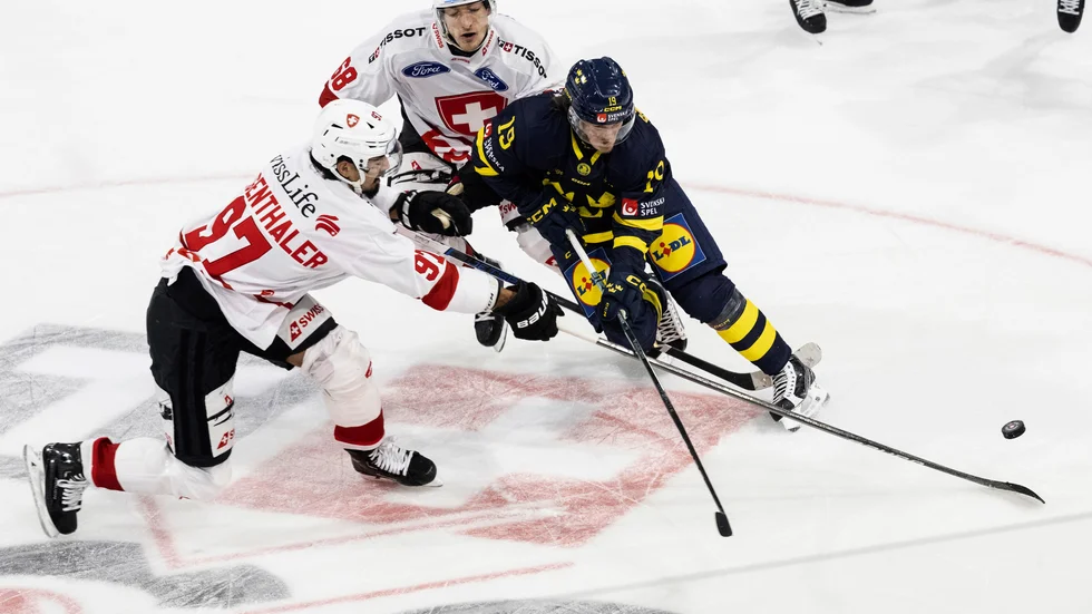 Schweizarna Jonas Siegenthaler och Fabrice Herzog i duell med Tre Kronors Marcus Sörensen.
