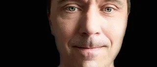 Han tar över som rektor för folkhögskolan och vd-rollen