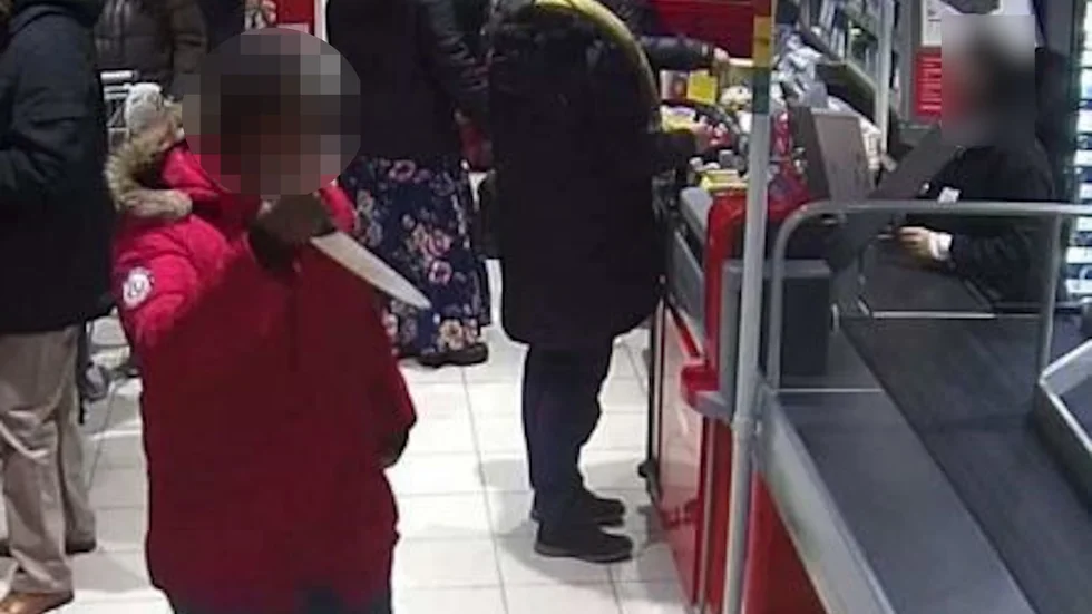 32-åringen gick runt med den höjda kniven på flera platser i centrum. Här har han just passerat kassorna på Hemköp.