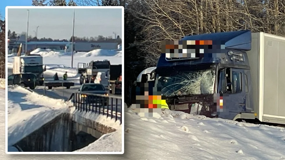 En lastbil, en skåpbil och en personbil är inblandade i olyckan.