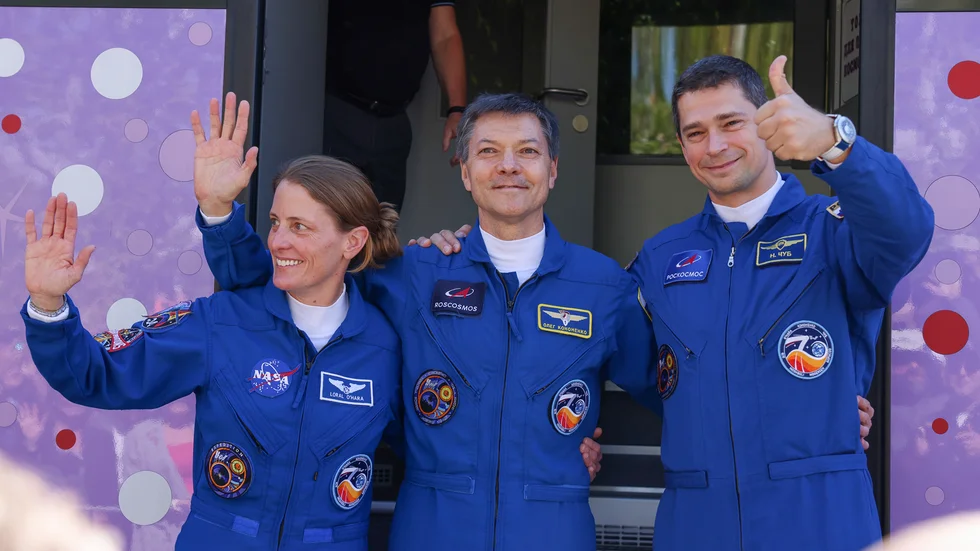 Den amerikanska astronauten Loral O'Hara och de ryska kosmonauterna Oleg Kononenko (mitten) och Nikolaj Tjub, i samband med att de skulle skjutas upp till ISS från Kazakstan i september förra året. Arkivbild.