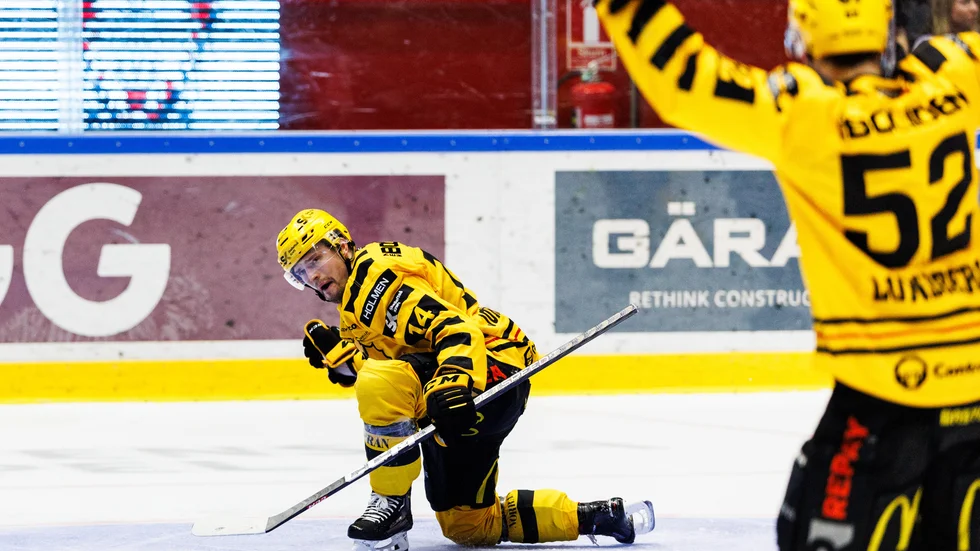 Andreas Johnson scored the match-winning goal as AIK advanced to the semifinals.