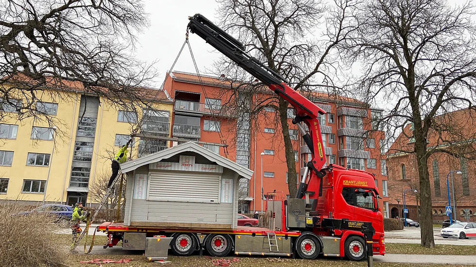 Glasskiosken har ett stategiskt läge mellan gångstråk och den stora lekplatsen.
