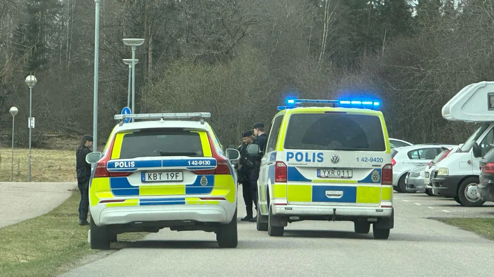 Poliser befinner sig under söndagen i Ullstämma.