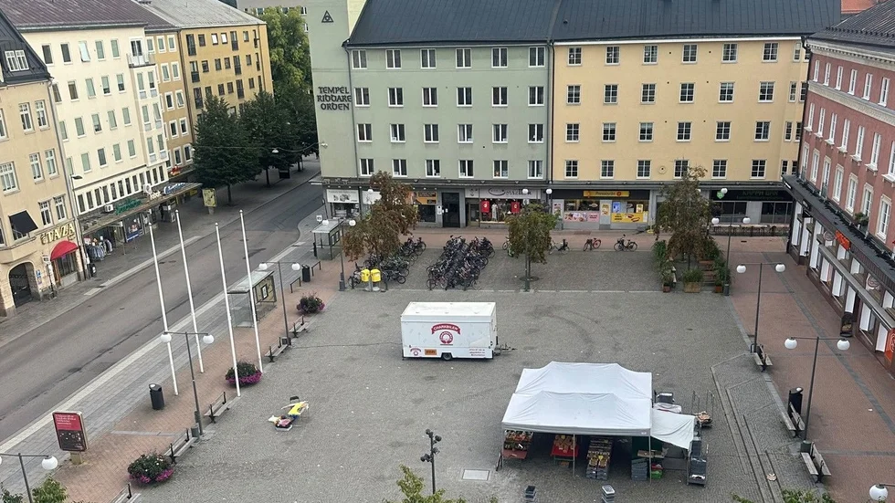 Trädgårdstorget ligger öde i väntan på att Nationella bombskyddet ska komma fram. All busstrafik genom torget har dirigerats om och butikerna håller stängt.