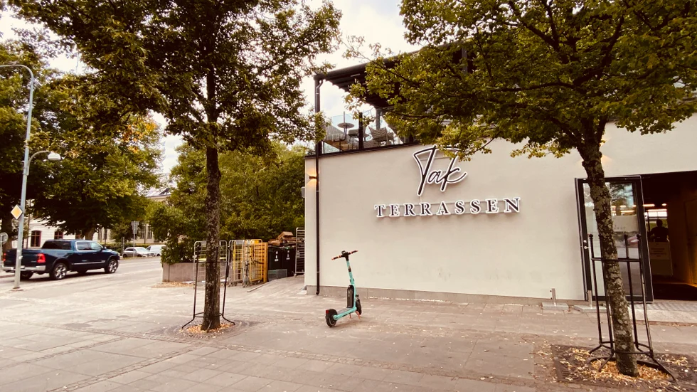 Testaurang Takterrassen på Hamngatan ska få en lastficka, så att lastbilar med leveranser slipper köra upp på trottoaren. 