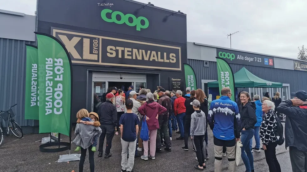 Många Arvidsjaursbor på plats för att fira invigningen av nya tillfälliga butiken.