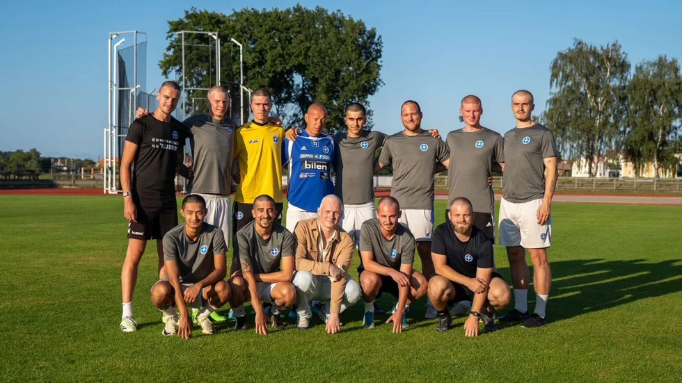 Markus Heman från Oxelösund (I mitten av nedre raden) har omgärdats av kärlek sedan mardrömsbeskedet kom. Lagkamraterna i Kalmar AIK FK gör allt de kan för att stötta honom.