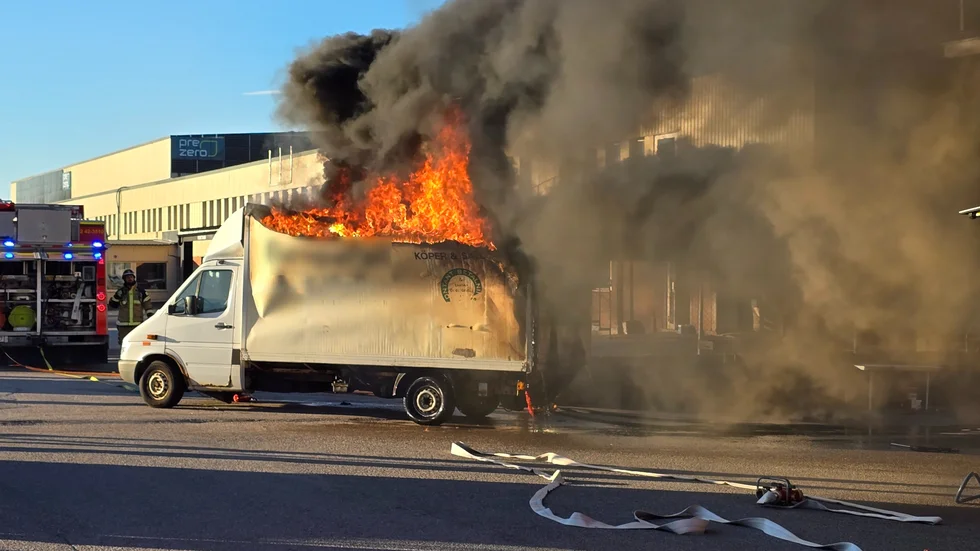 Rejäla lågor slår ut från taket på lastbilen. 