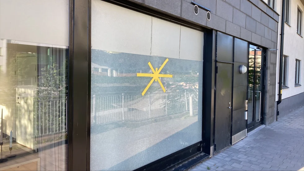 En butikslokal i Sala backe som fick sin ruta krossad under natten.