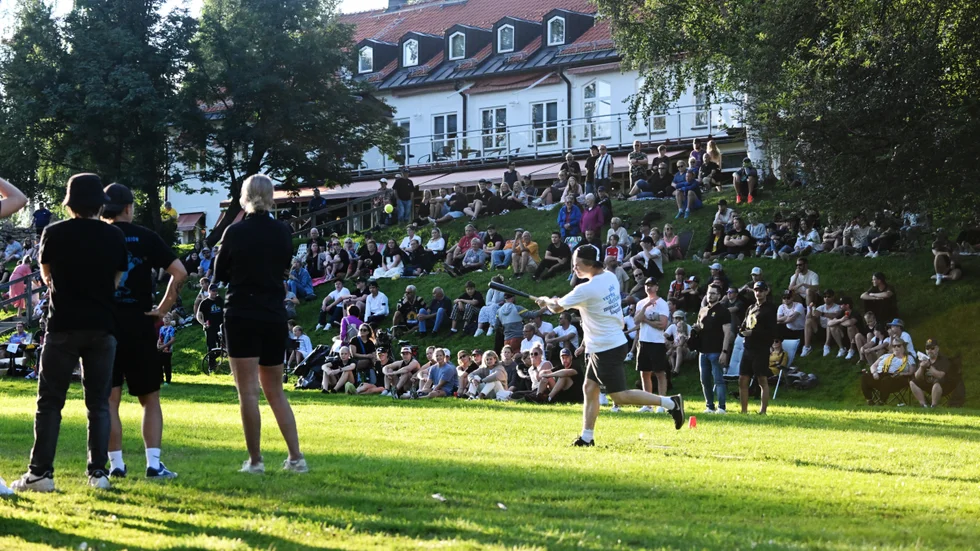 Det var god uppslutning i solen när Skellefteå AIK:s representationslag drabbade samman tillsammans med supporterklubben North Power.