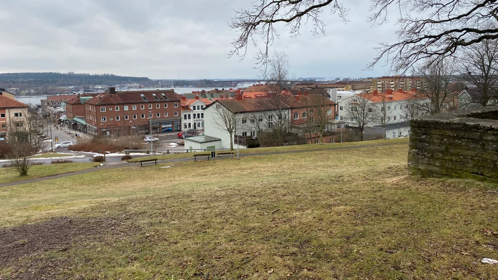 En oenig kommunstyrelse har beslutat sig för att gå vidare med satsningen på Utsiktsparken i centrala Motala.