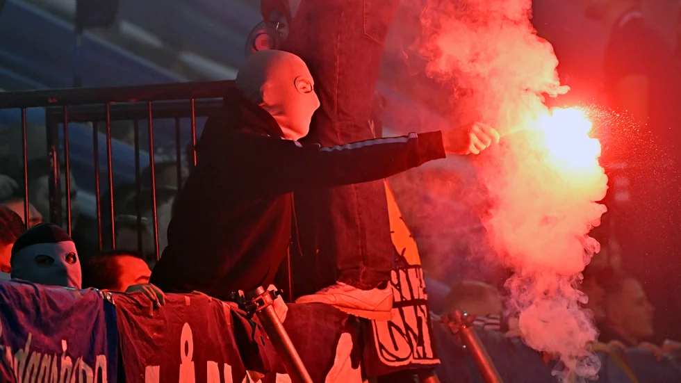 Maskerade supportrar bränner bengaler på läktarna när Djurgården mötte IFK Göteborg i söndags i svenska cupen på Tele2 arena.