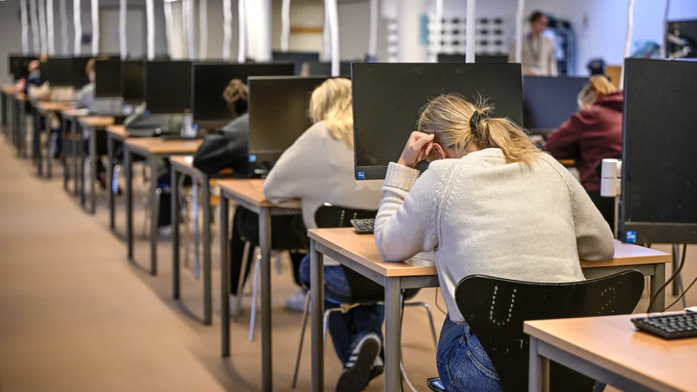 Att sitta med näsan i en bok har alltid varit en stor del av att plugga på universitet. Men självstudierna behöver kompletteras med tillräckligt många timmar lärarledd undervisning för att de ska vara meningsfulla.