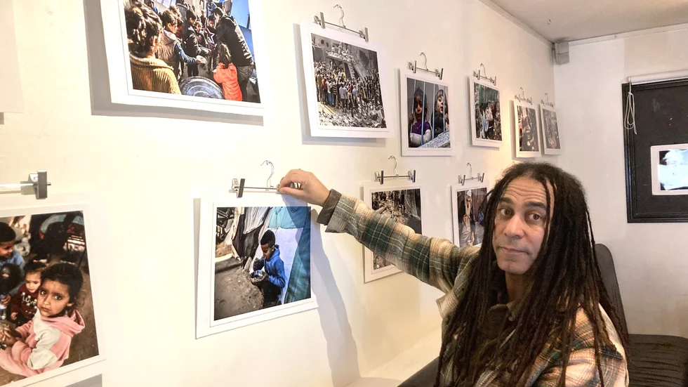 Fotografen Hady Kareka har ställt ut 20 bilder från tiden efter Hamas offensiv i Gaza den 7 oktober. På torsdagen öppnas utställningen i Jessens saluhall i Visby.