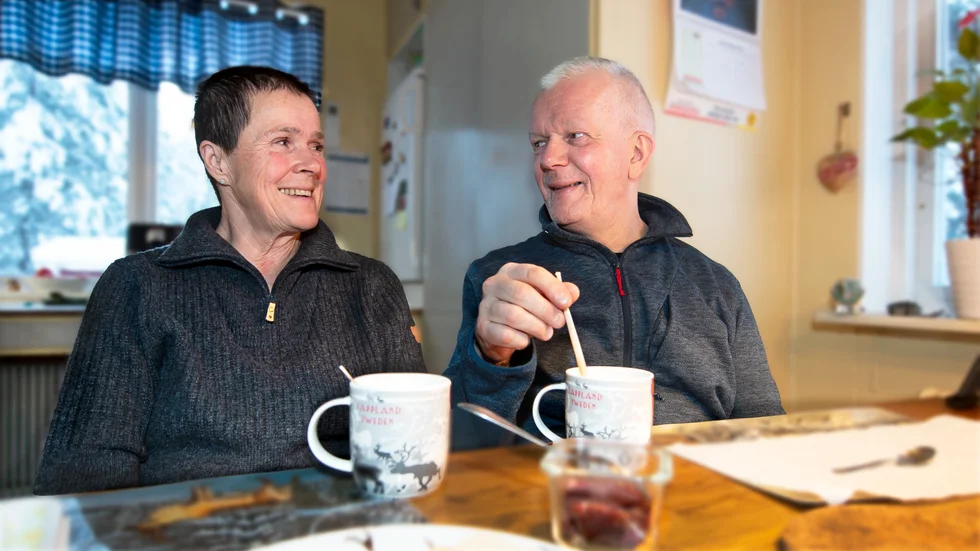 Björnjägaren Roger och skogskämpen Maj trodde inte at kärlek var något för dem - tills de träffade varandra.