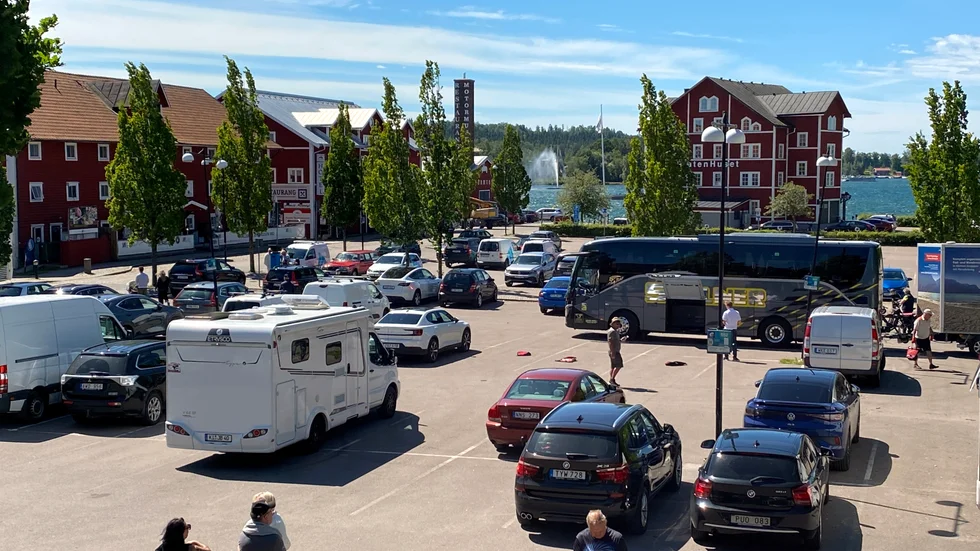 Att parkera vid Hamnparkeringen i Motala är inte helt lätt för utländska turister menar insändarskribenten.